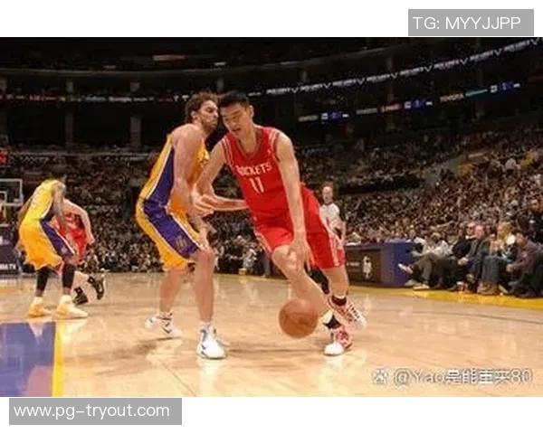 姚明炸板瞬间重现篮球场传奇时刻引发球迷热议与怀旧情怀