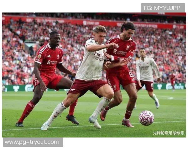 友谊赛激战：拜仁与阿森纳1比1平局红牌争议引发全场热议