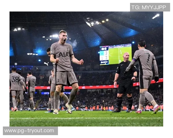 英超焦点战巴萨大胜热刺争议判罚引发全场热议